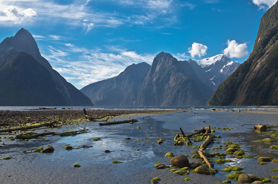 Milford Sound z Freshwater Basin, Fiordland, Nový Zéland