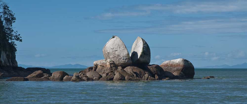 Split Apple Rock, Kaiteriteri, Tasman Bay, Nový Zéland