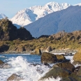 Penguin Rock s Red Hills Range v pozadí, Big Bay, Nový Zéland | fotografie